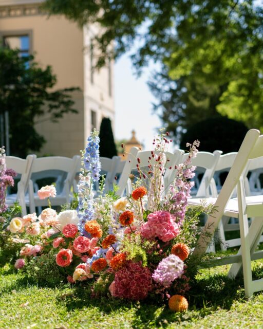 Wedding ceremony for E&VJ

📸 @talesbytessa.photo 
🌸 @arima_styling 
 #weddingplannerbelgie #weddingstyling #walkdowntheaisle #eventstyling #eventplannerbelgie #eventdesign