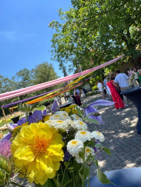 Dit was niet plan A, B of C... We hadden 24u om te schakelen, and we did 🙌 💜💛🩷🧡
.
.
.
🌸 @ma_lune_bloemendecoratie 
🪩 @studioplan.be
